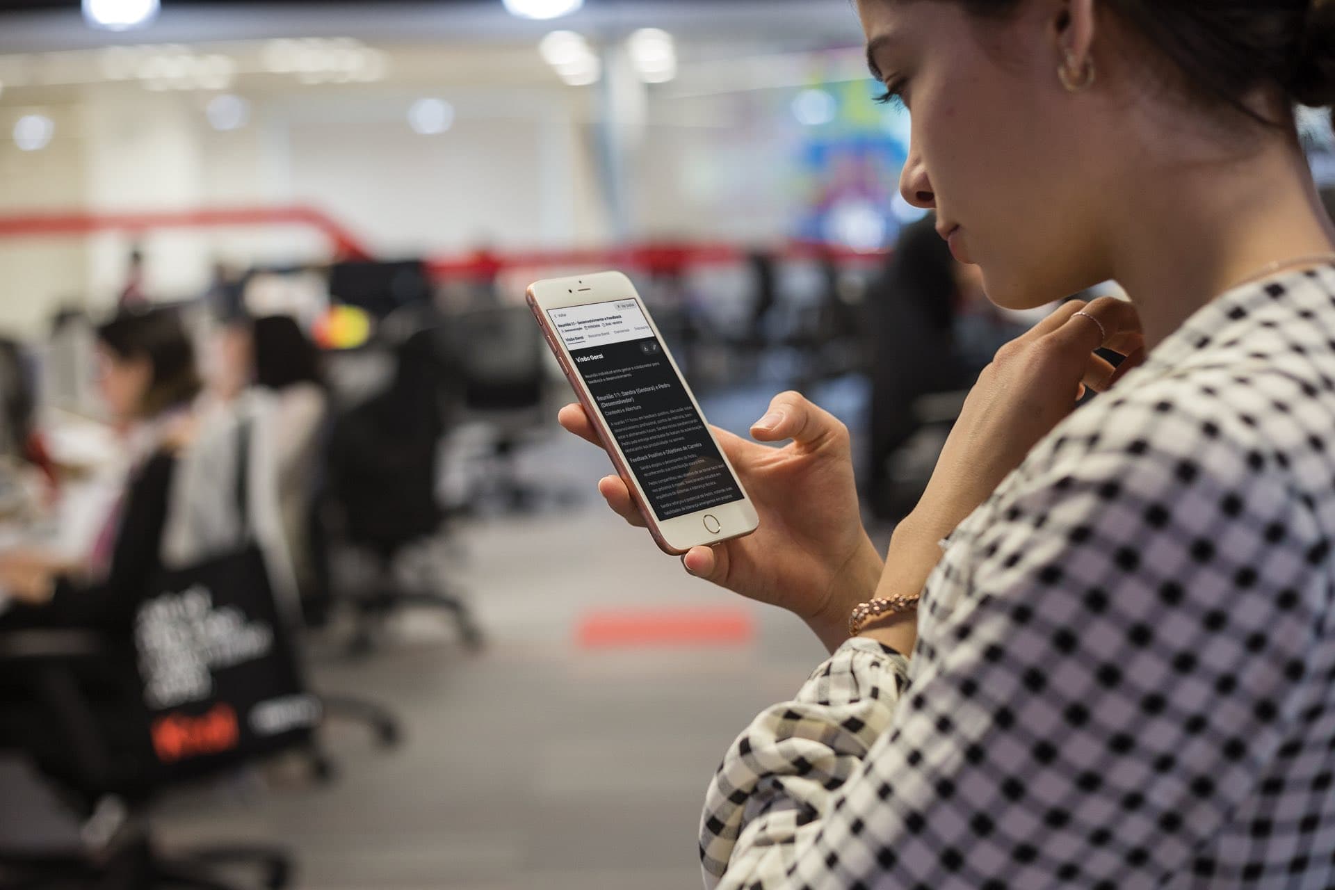 ExVoice no iPhone em contexto profissional