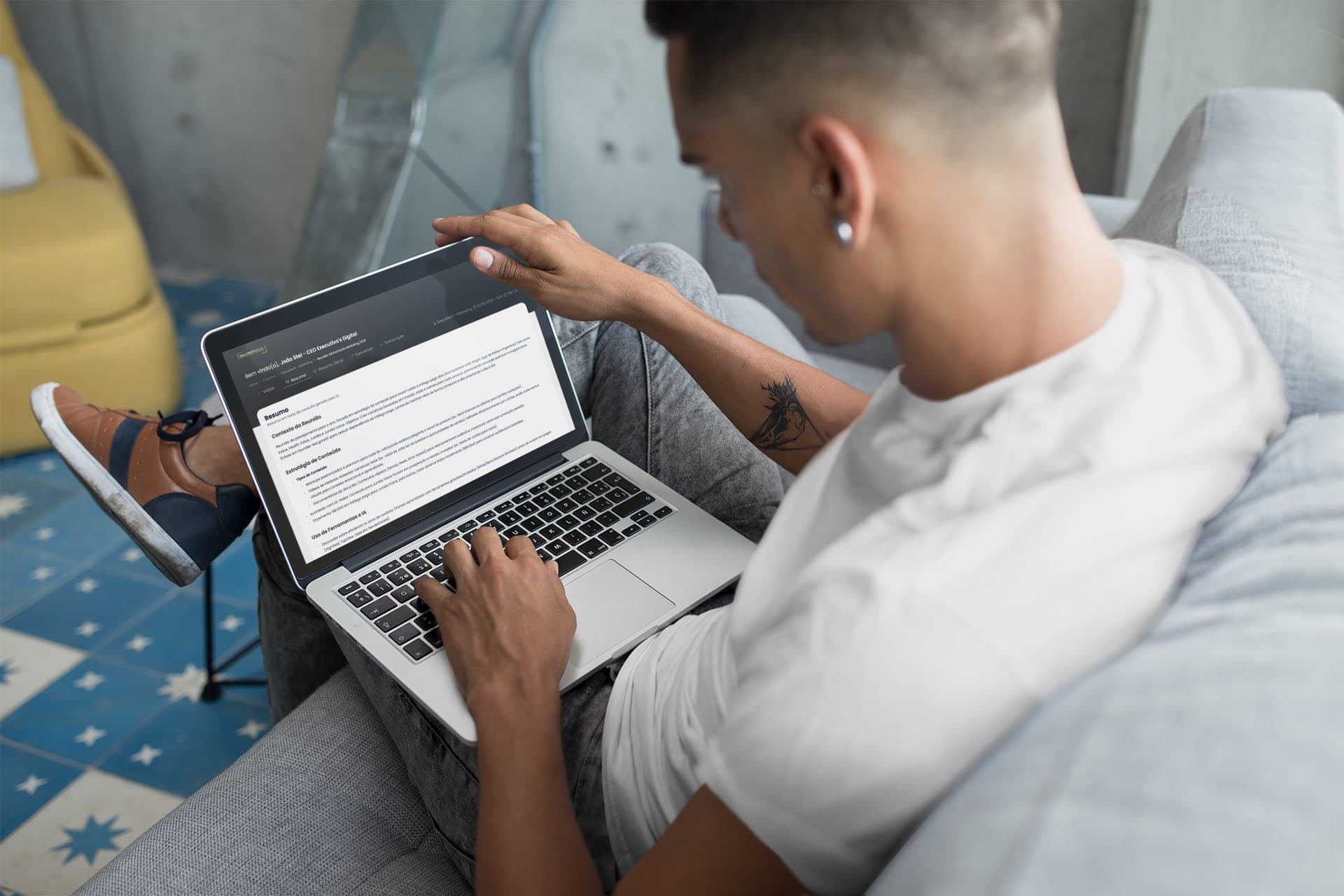 Pessoa usando ExVoice no notebook